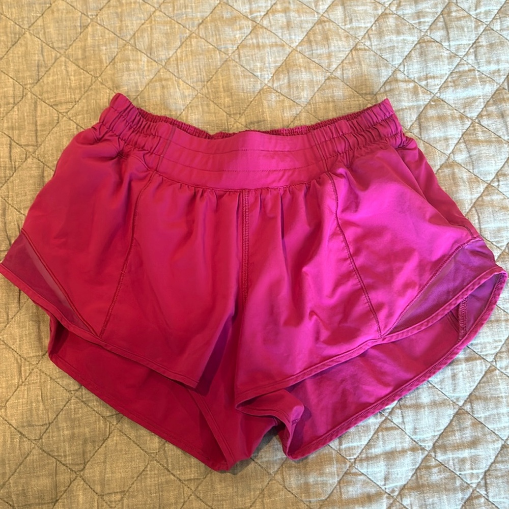 Hotty hot 2.5 low rise shorts size 6 lululemon ripened raspberry